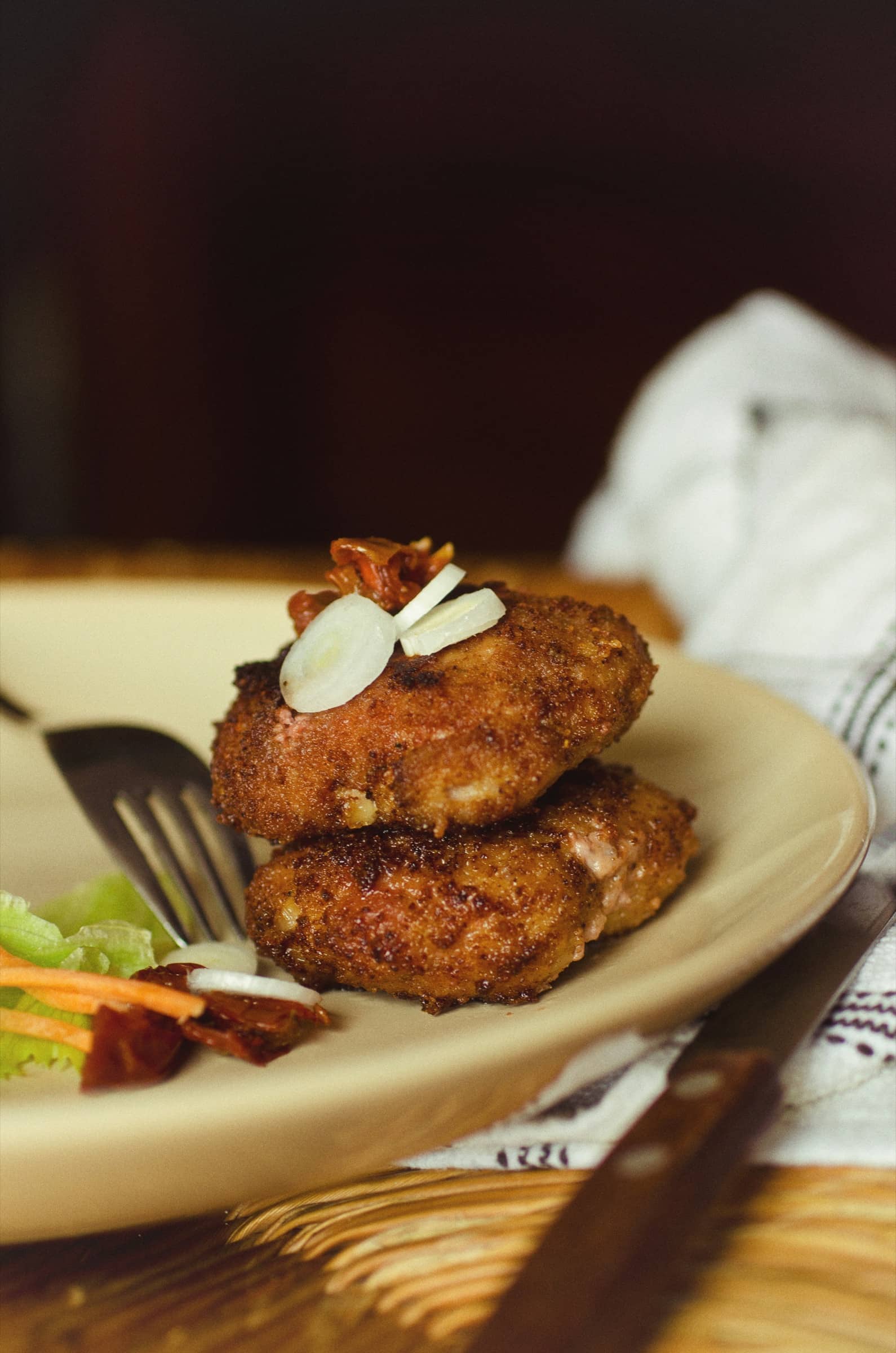 Croquettes dorées dans une assiette
