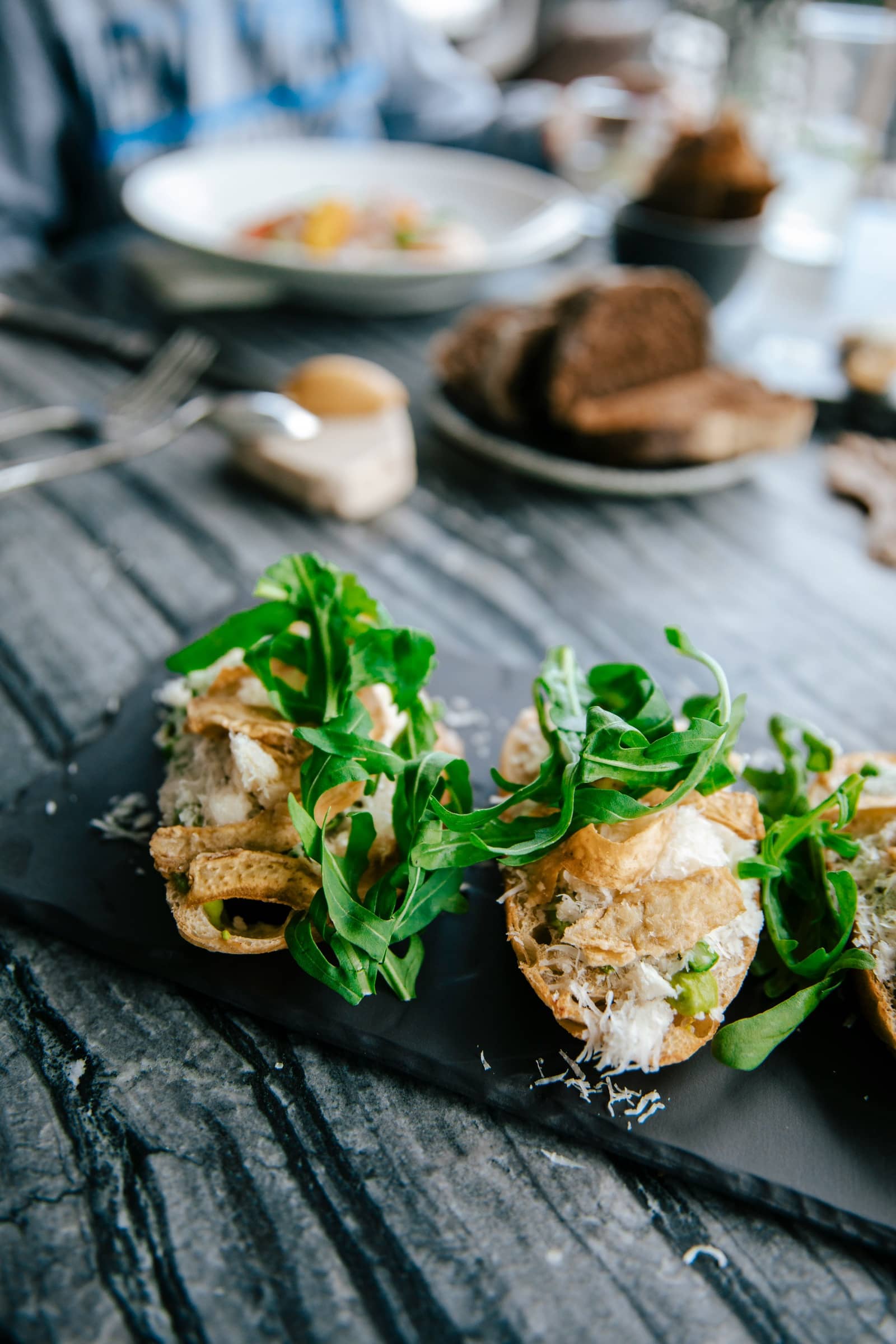 Tostas garnies servies sur une ardoise
